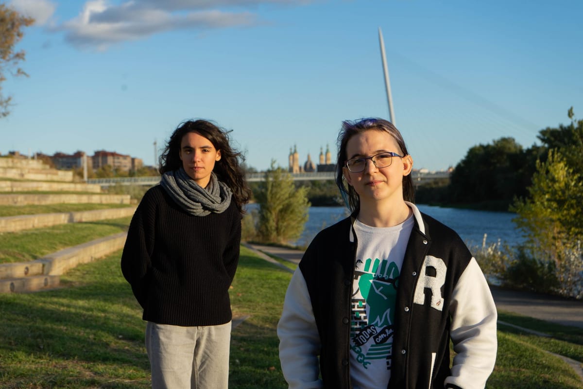 Amaranta (izquierda) y Helena (derecha), militantes del Movimiento Socialista y del movimiento por la vivienda de Zaragoza encausadas por hacer frente a un desahucio. Foto: Cedida