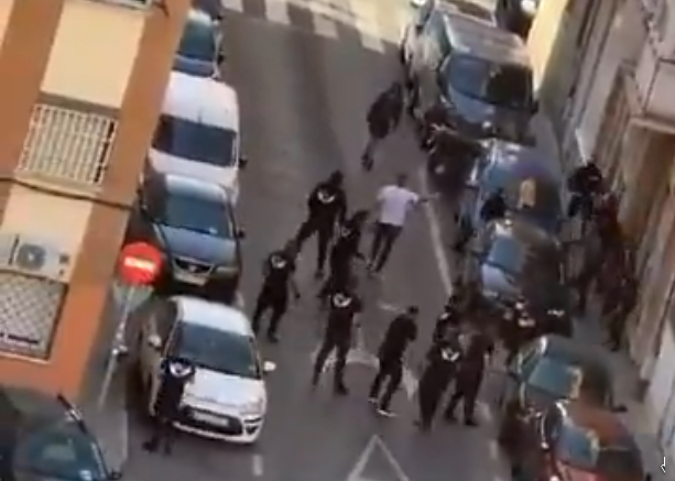 Miembros de APD Security Iberia atacan un local antifascista de Vallecas. 