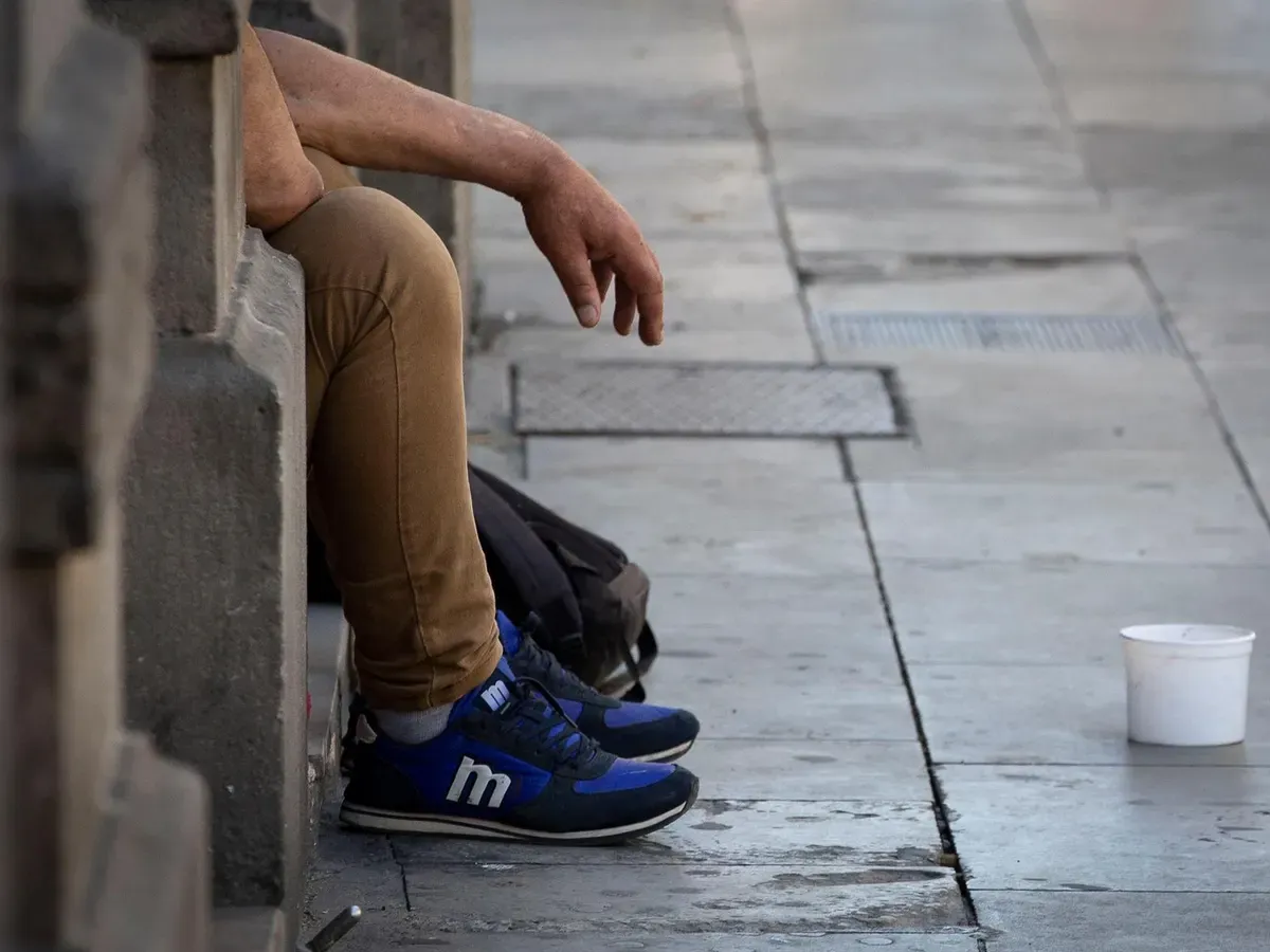 Imagen de archivo de una persona pidiendo en calle. Foto: religiondigital.org