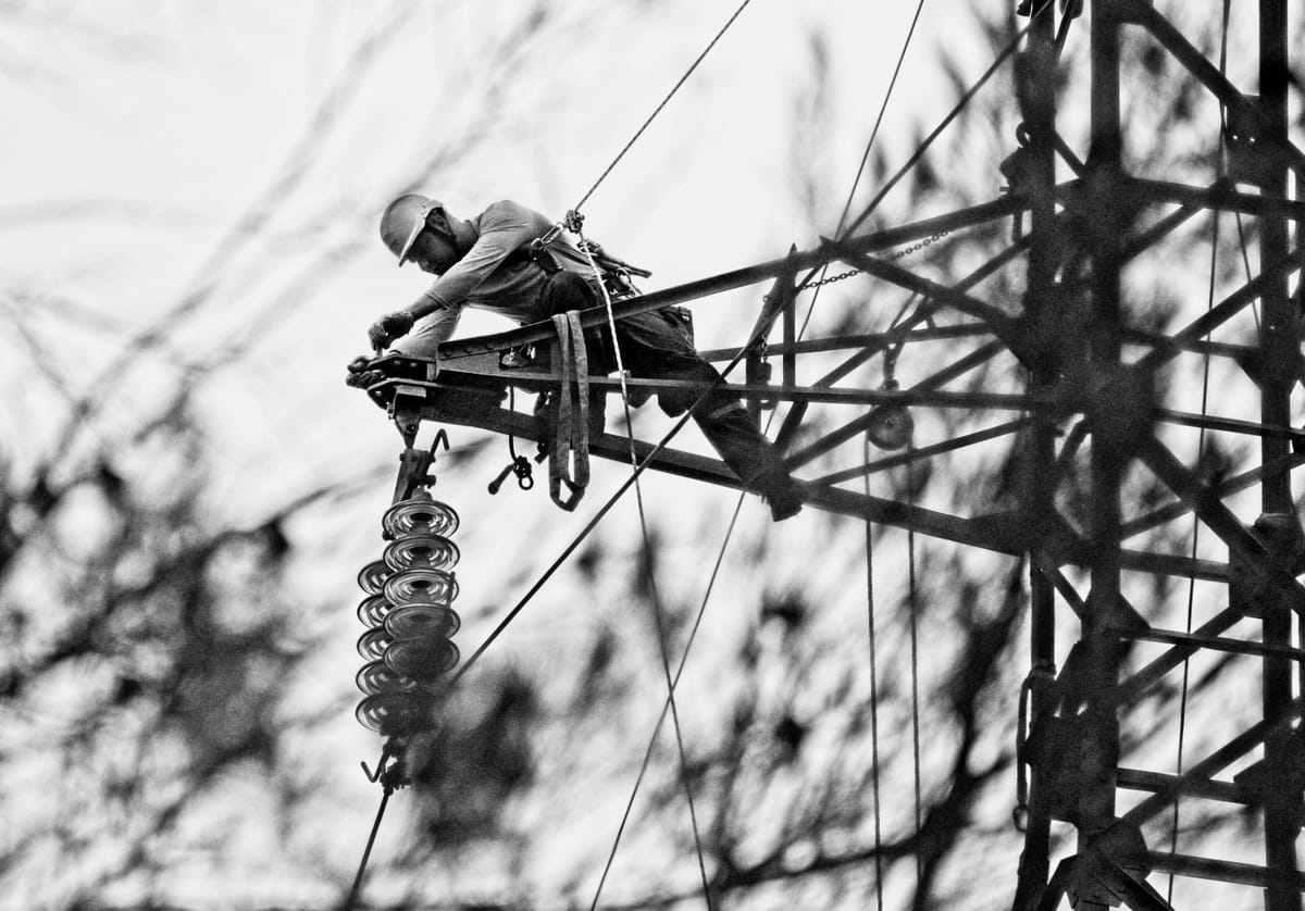 Imagen de archivo de un técnico de mantenimiento eléctrico. Foto: Brian Scott/Unsplash