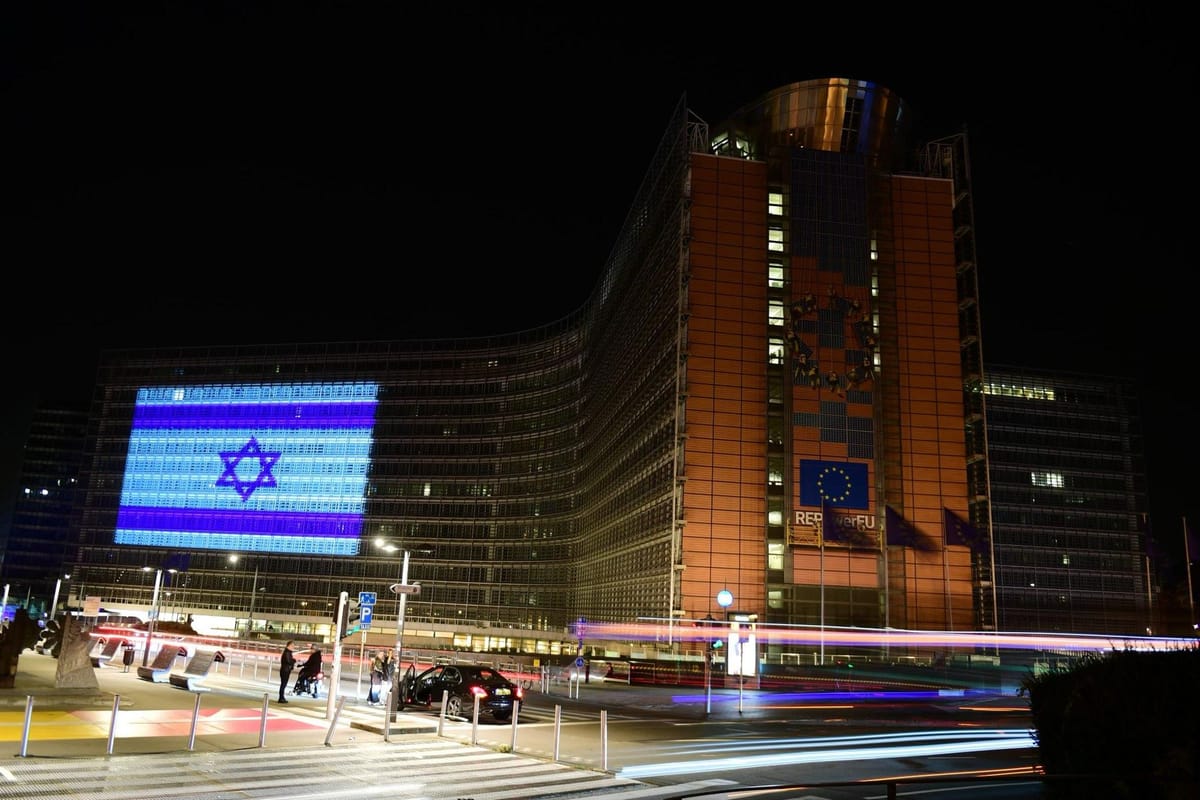 Imagen de archivo de la sede de la Comisión Europea de Bruselas con la bandera israelí proyectada en su fachada. Foto: European Commission (X)