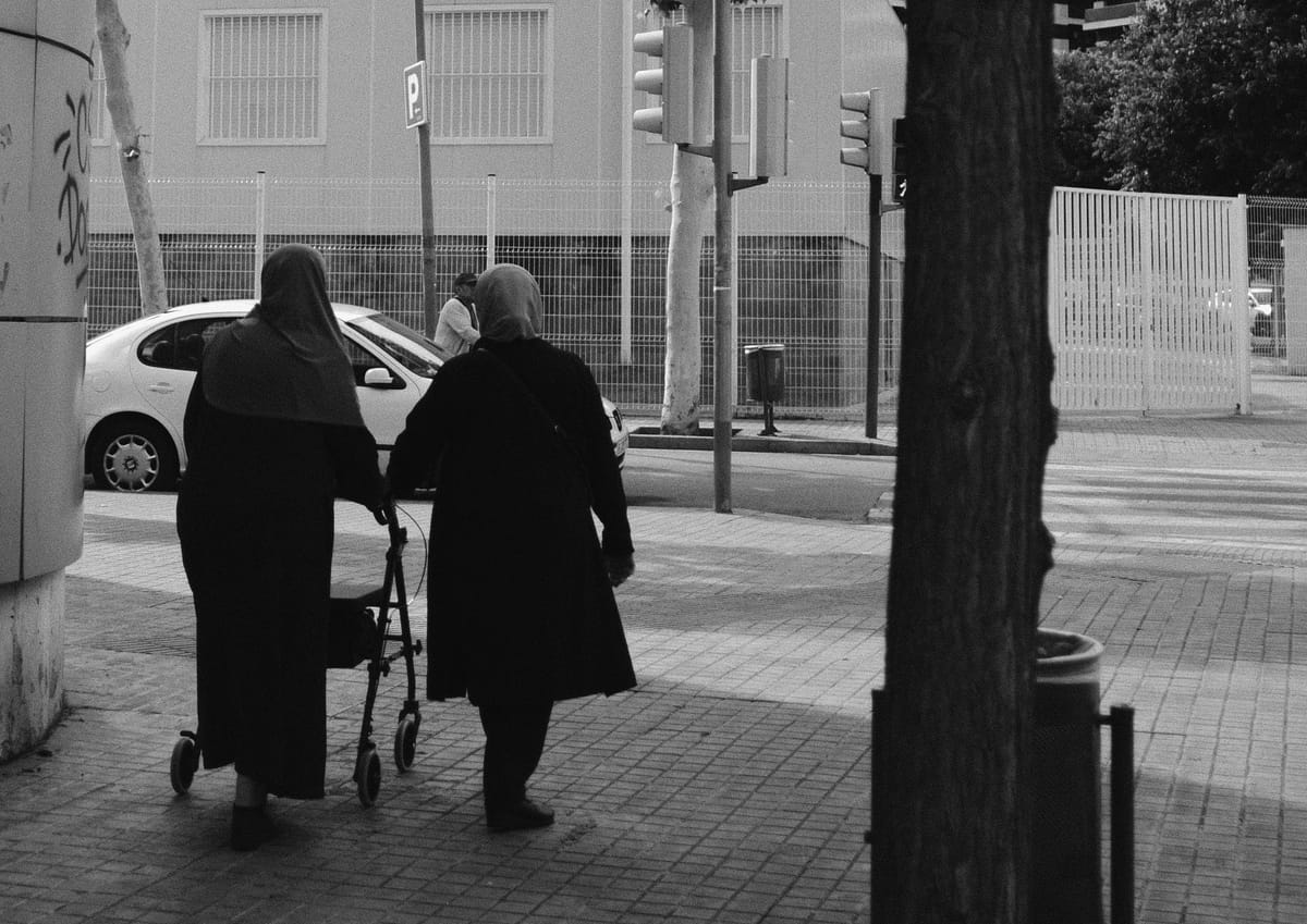 Imagen de archivo de mujeres musulmanas caminando en la calle. Foto: Christie Luke/Unsplash