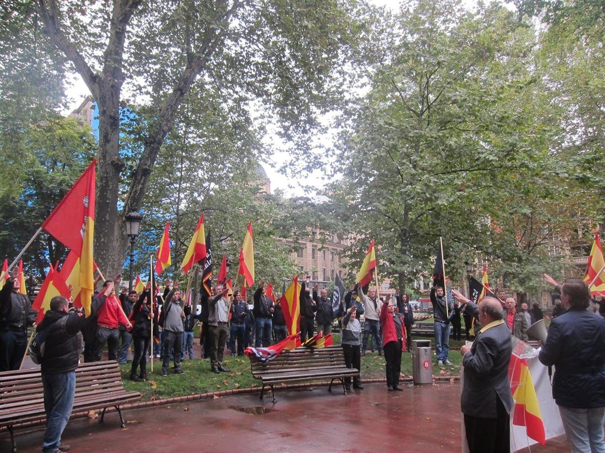 Imagen de archivo de un acto de la Falange en Bilbo, 12 de octubre de 2012. Foto: Europa Press.