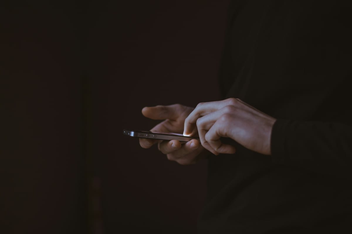 Imagen de archivo de uso de smartphone. Foto: Gilles Lambert/Unsplash