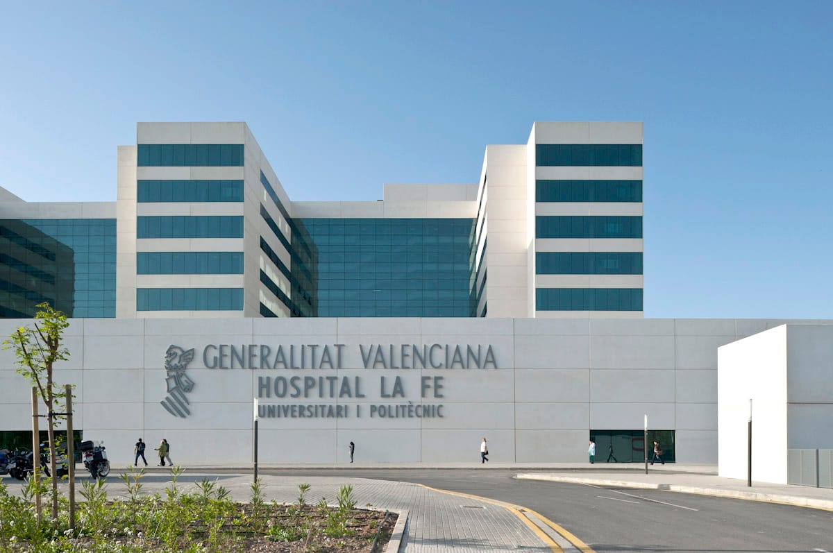 Fachada del Hospital La Fe, en València. Foto: officialpress.com