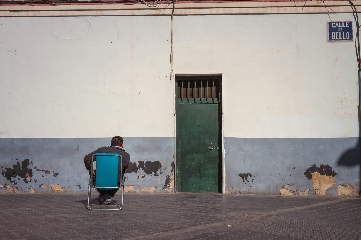 Imagen de archivo de un hombre sentado en la calle en València. Foto: Jonny James/Unsplash