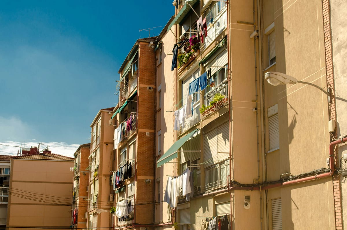 Imagen de archivo de un bloque de viviendas en Madrid. Foto: José Antonio Gallego Vázquez/Unsplash