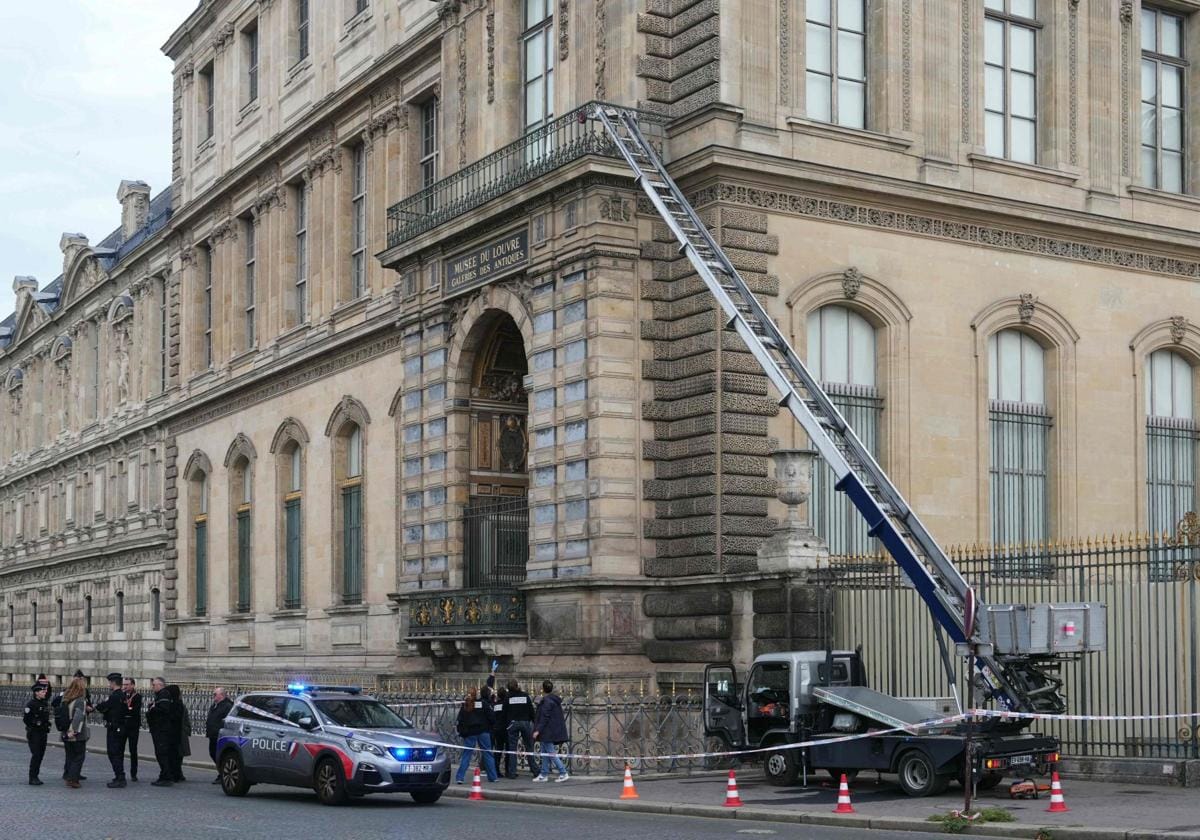 Escaleras desplegadas, con las que los ladrones accedieron al museo Louvre. Foto: AFP