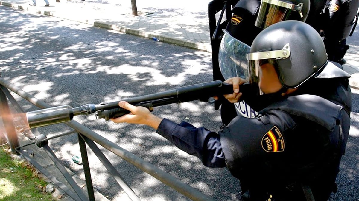 Imagen de archivo de un agente del Cuerpo Nacional de Policía encañonando con escopea con bocacha para pelotas de goma. Foto: vía elDiario.es