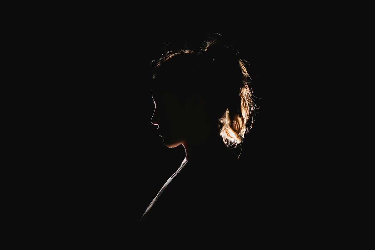 Imagen de archivo de la silueta de una mujer. Foto: Molly Blackbird/Unsplash (X)