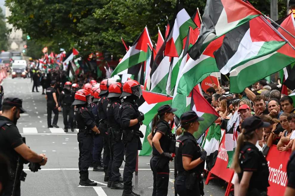 Protestas durante la Vuelta a su paso por Bilbo. Foto: La Haine