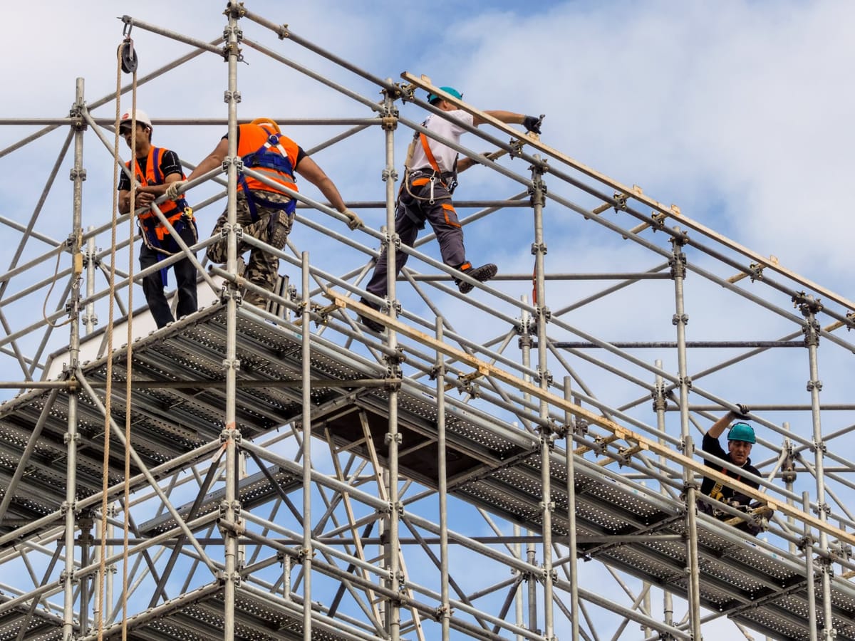 Varios obreros trabajan en un andamio a gran altura. Foto: cubiequipos.com