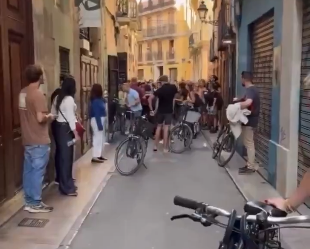 Altercado entre turistas neerlandeses y vecinos de la Ciutat Vella de València. Fotograma: vía Manel Márquez