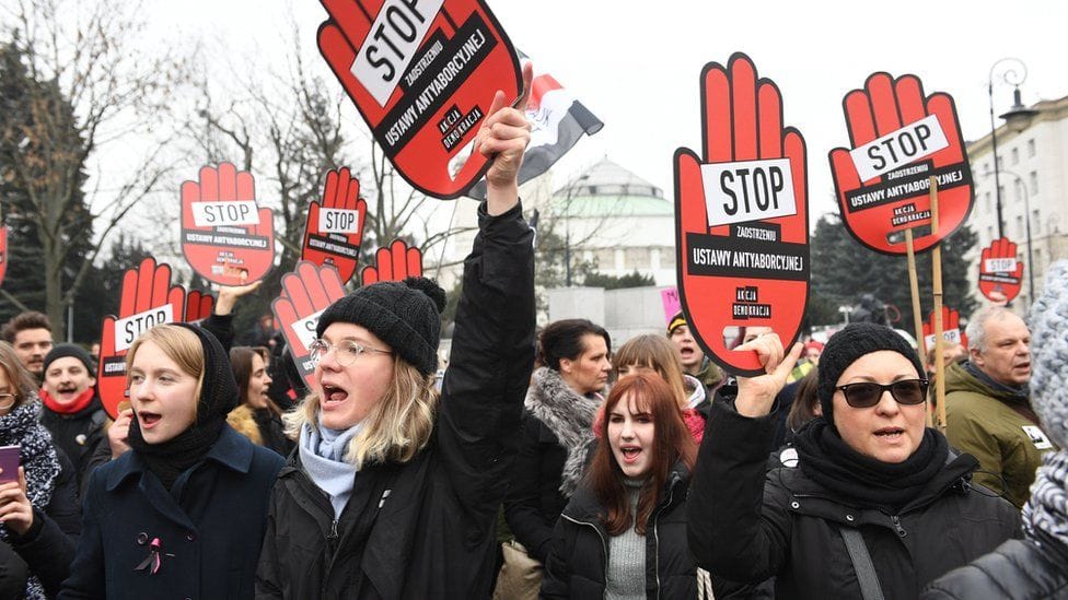 Imagen de archivo de protestas por el derecho al aborto en Polonia. Foto: BBC