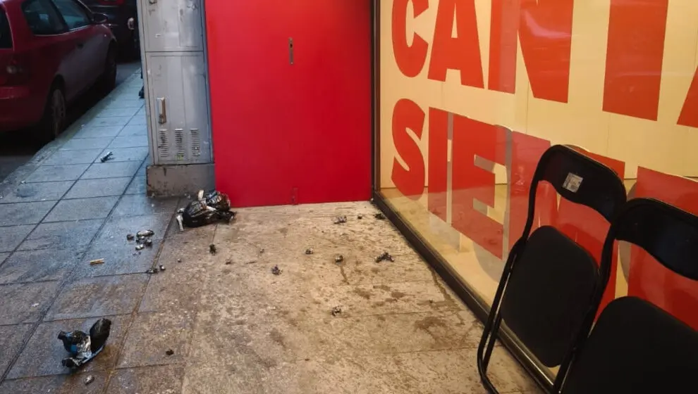 Botellas de plástico utilizadas durante el ataque a la sede del PSOE en Cantabria. Foto: PSOE Cantabria