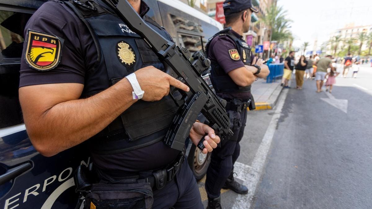 Subfusil Scorpion Evo 3 A1 empuñado por un agente de la Unidad de Prevención y Reacción de la Policía Nacional española. Foto: vía merca2.es