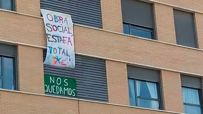 Pancarta en el exterior de un bloque de viviendas. Foto: izquierdadiario.es