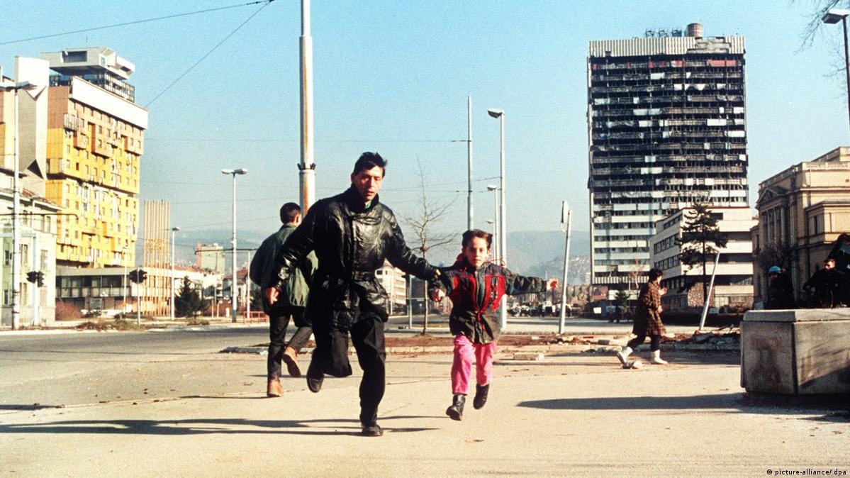Civiles corren para intentan evadir a los francotiradores en el asedio de Sarajevo. Foto: Picture-Alliance/DPA