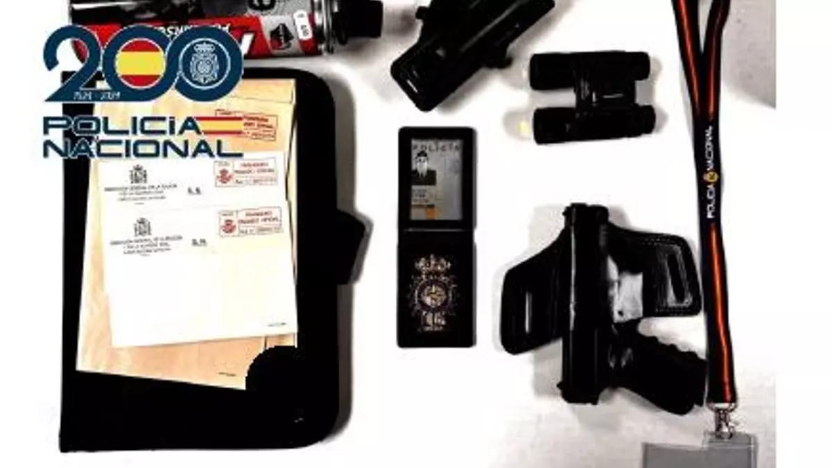 Material que portaba el individuo que se hacía pasar por policía. Foto: CNP