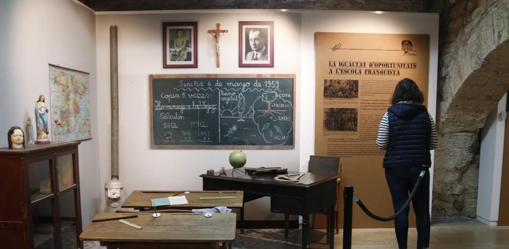 Una réplica de un aula de la época franquista reproducida en Banyoles. Foto: ACN / Lourdes Casademont