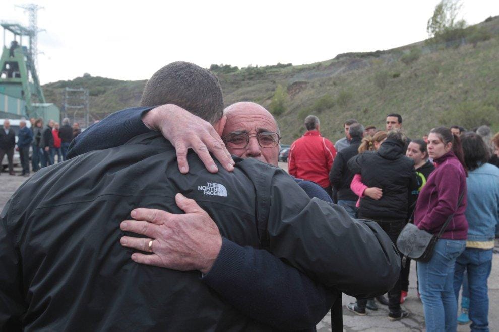 Imagen de archivo de seres queridos de mineros leoneses muertos y heridos en 2013. Foto: Ramiro/Diario de León