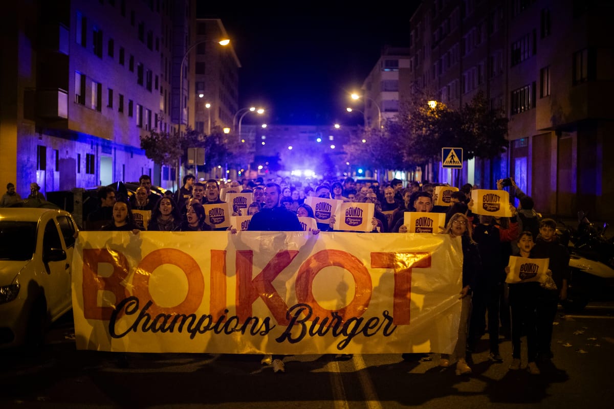 Manifestación contra The Champions Burger en Iruñea. Foto: Gedar Langile Kazeta