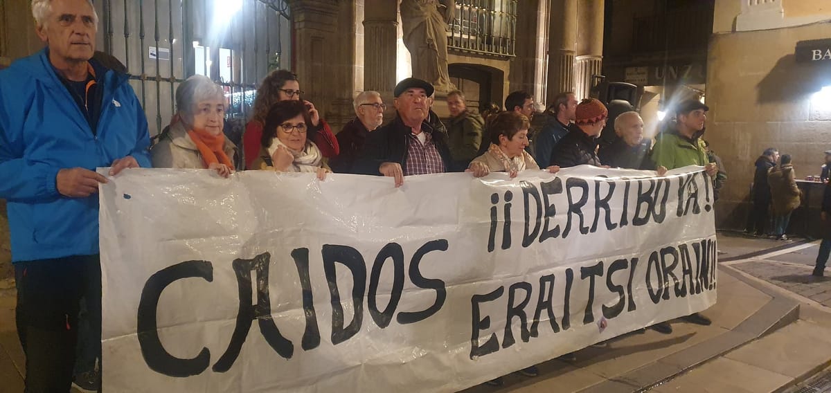 Imagen de archivo de una movilización memorialista por el derribo del Monumento a los Caídos en Iruñea. Foto: vía Gedar Langile Kazeta