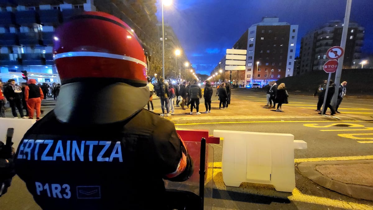 Imagen de archivo de la Brigada Móvil de la Ertzaintza ante el Reale Arena. Foto: @StephaneGrcia (X)