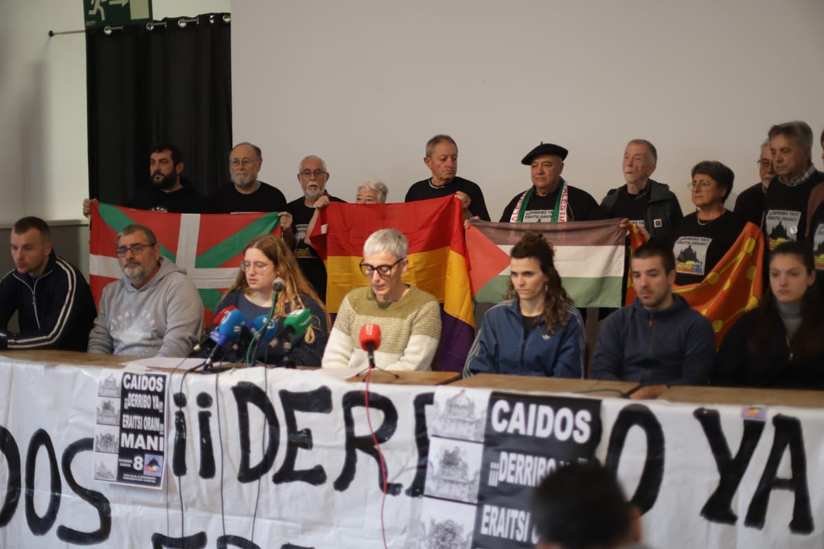 Rueda de prensa de apoyo a la manifestación de las asociaciones memorialistas de Iruñea por el derribo del Monumento a los Caídos. Foto: Gedar Langile Kazeta