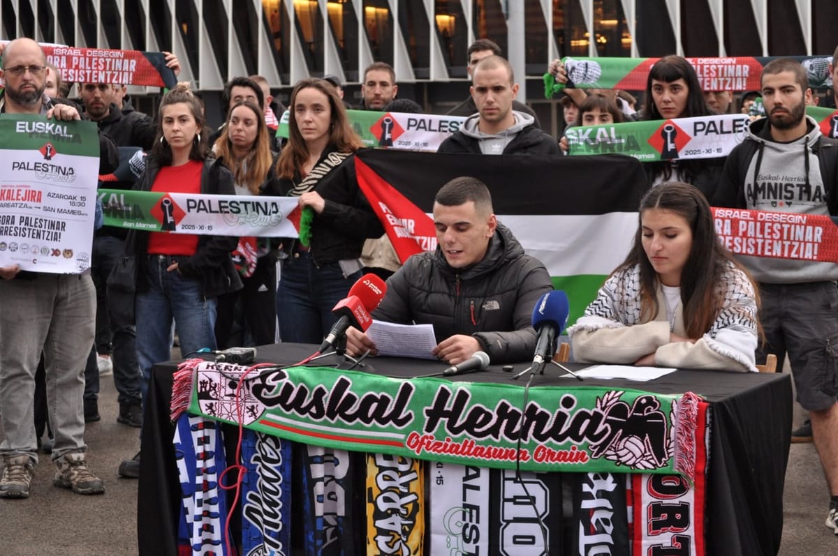 Rueda de prensa de las aficiones vascas y Palestinarekin Elkartasuna. Foto: Gedar Langile Kazeta