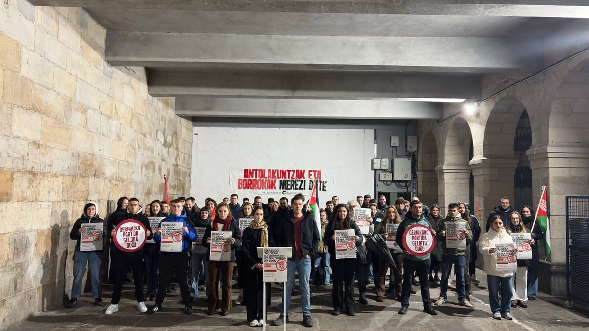 Rueda de prensa de Palestinarekin Elkartasuna en Gernika. Foto: Gedar Langile Kazeta