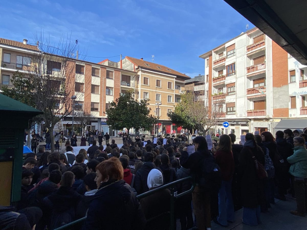 Protesta de GKS contra el "lavado de cara de fascistas e imperialistas" en Gernika. Foto: Gedar Langile Kazeta