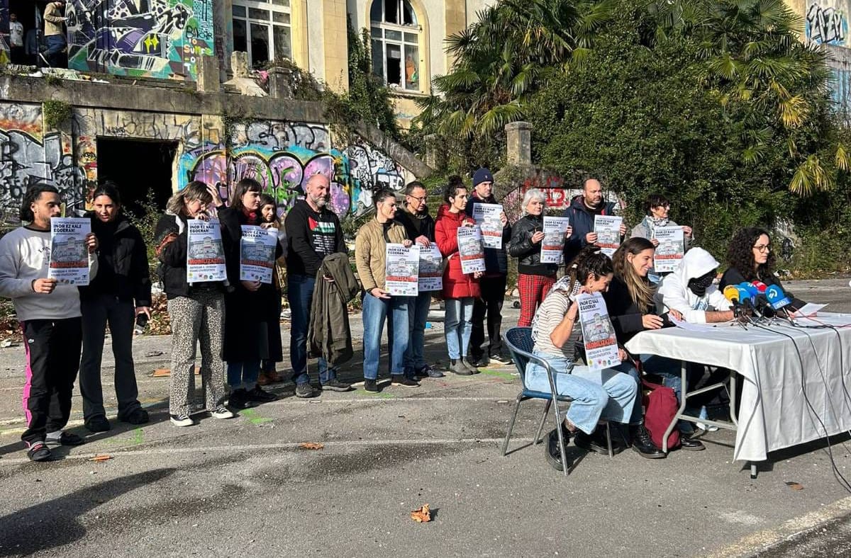 Rueda de prensa contra la amenaza de macrodesalojo en Martutene (Donostia, Gipuzkoa). Foto: Gedar Langile Kazeta