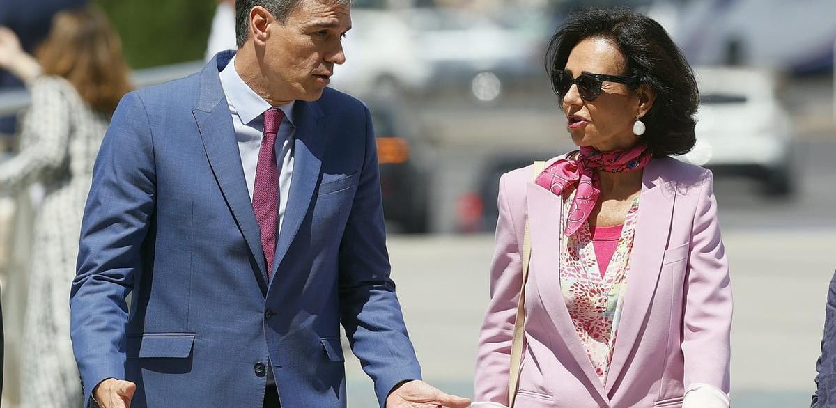Pedro Sánchez y Ana Patricia Botín, a la entrada de un foro universitario en València. Foto: Onda Vasca