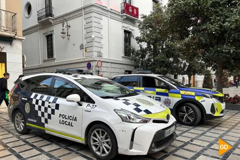 Imagen de archivo de coches de la Policía Local de Granada. Foto: noticiasparamunicipios.com