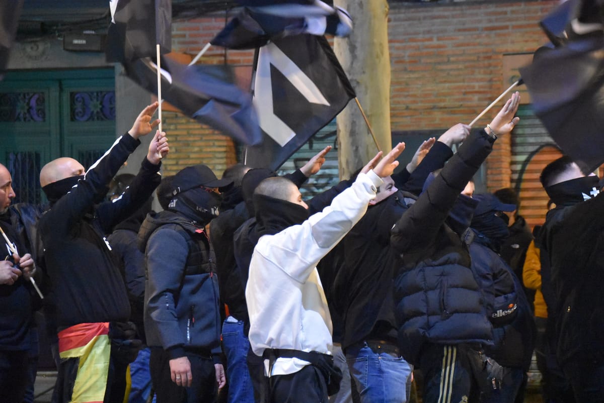 Imagen de archivo de neonazis de Núcleo Nacional haciendo el saludo fascista. Foto: xavier-rius.blogspot.com