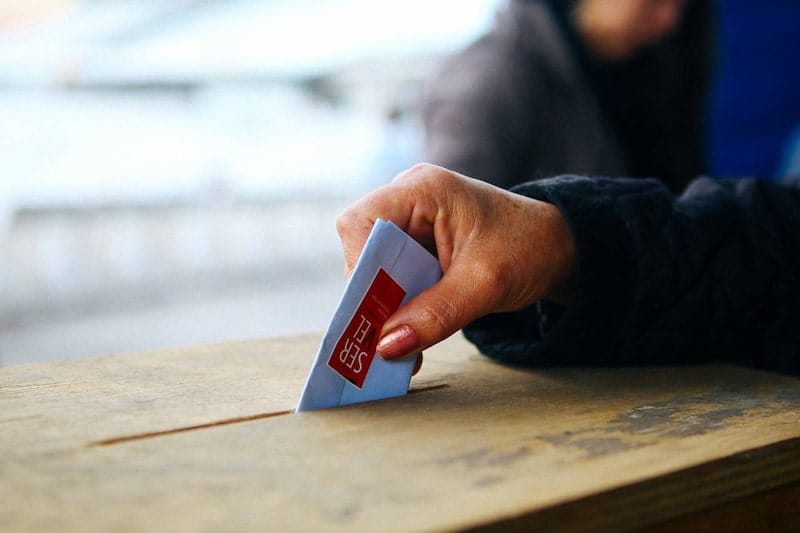 Imagen de archivo de urna electoral en Chile. Foto: Bloomberg en línea.