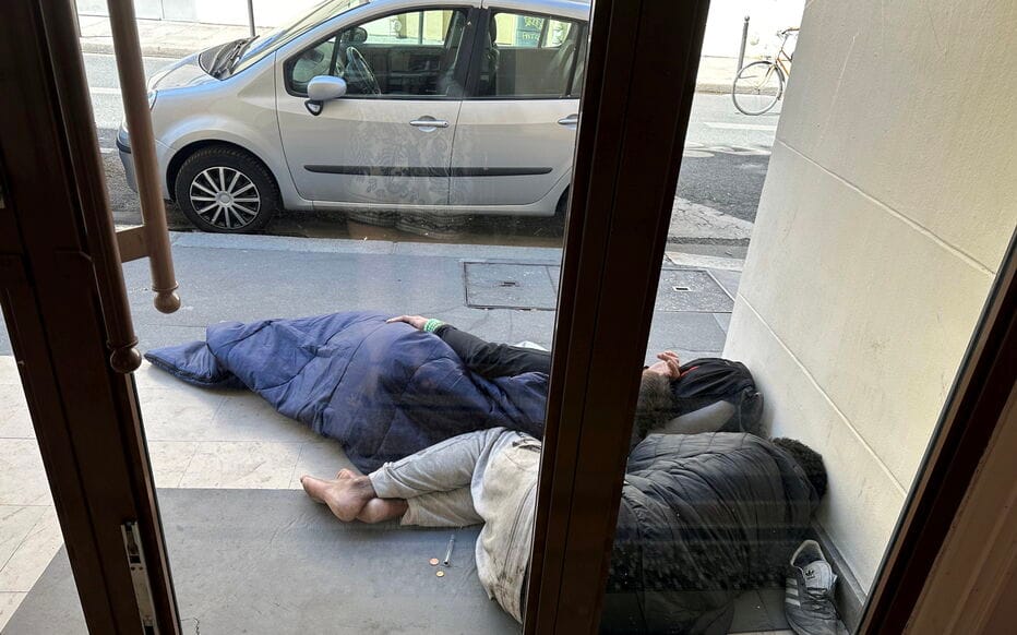 Imagen de archivo de dos personas durmiendo en la calle. Foto: @le_parisien (X)