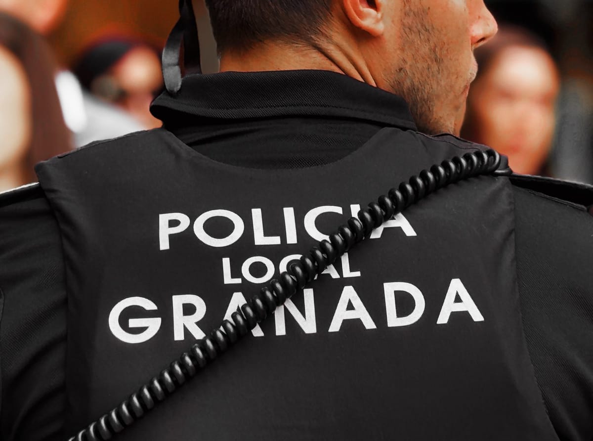 Imagen de archivo de un agente de la Policía Local de Granada. Foto: Policía Local Granada