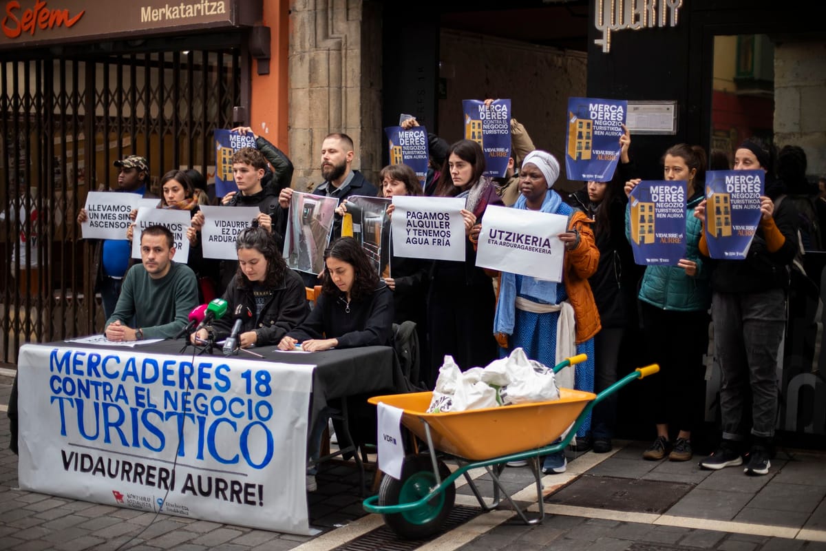 Rueda de prensa del vecindario de Mercaderes 18 en Iruñea y el Sindicato Socialista de Vivienda de Iruñerria. Foto: @Kontseilua_Iru (X)