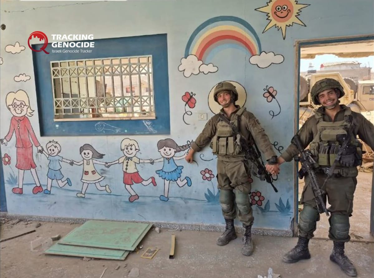 Soldados israelíes se burlan de un colegio destruido en Gaza. Foto: @gazanotice (X)