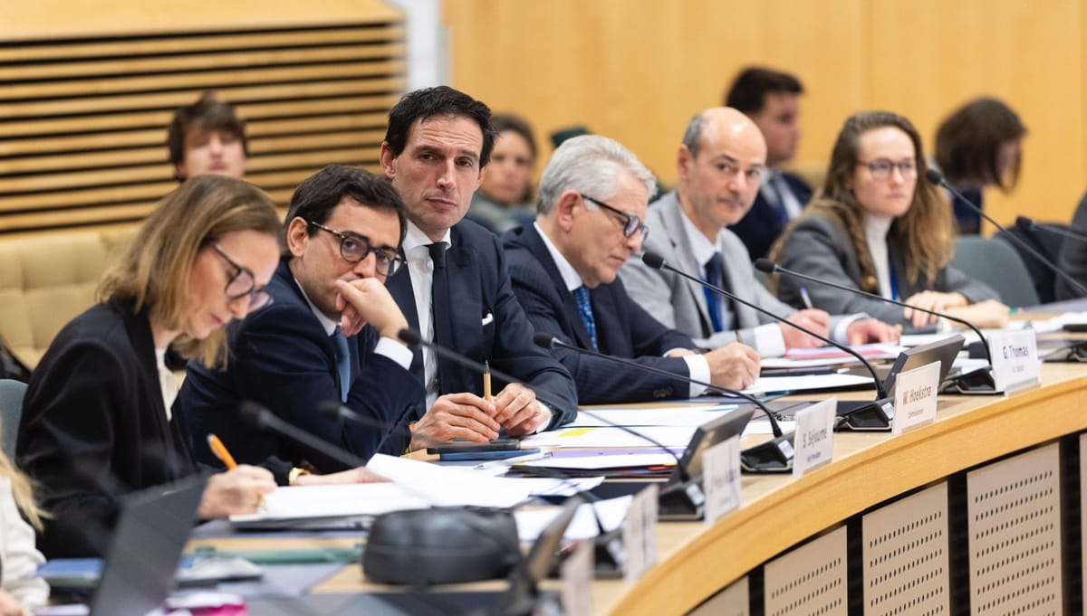 En el medio, Wopke Hoekstra, comisario europeo de Acción Climática. Foto: @WBHoekstra (X)