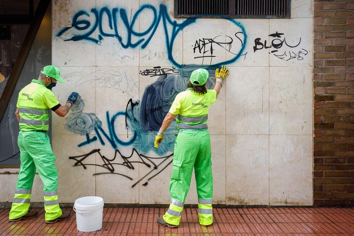 Imagen de archivo de trabajadores de una brigada de limpieza del Ayuntamiento de Zaragoza borrando pintadas. Foto: Ayuntamiento de Zaragoza