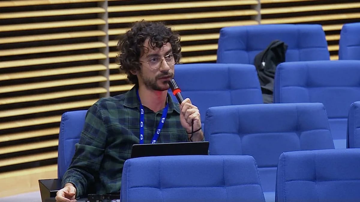 Imagen de archivo de Gabriele Nunziati, periodista italiano despedido por hacer una pregunta en la Comisión Europea. Foto: vía @bbbb1_2_ (X)