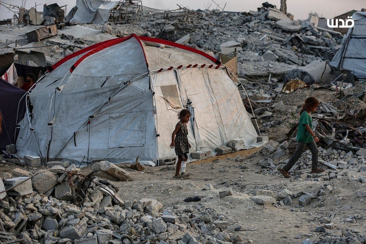 Imagen de archivo de niñas caminando entre ruinas en Jabalia (Gaza, Palestina). Foto: vía @Timesofgaza (X)
