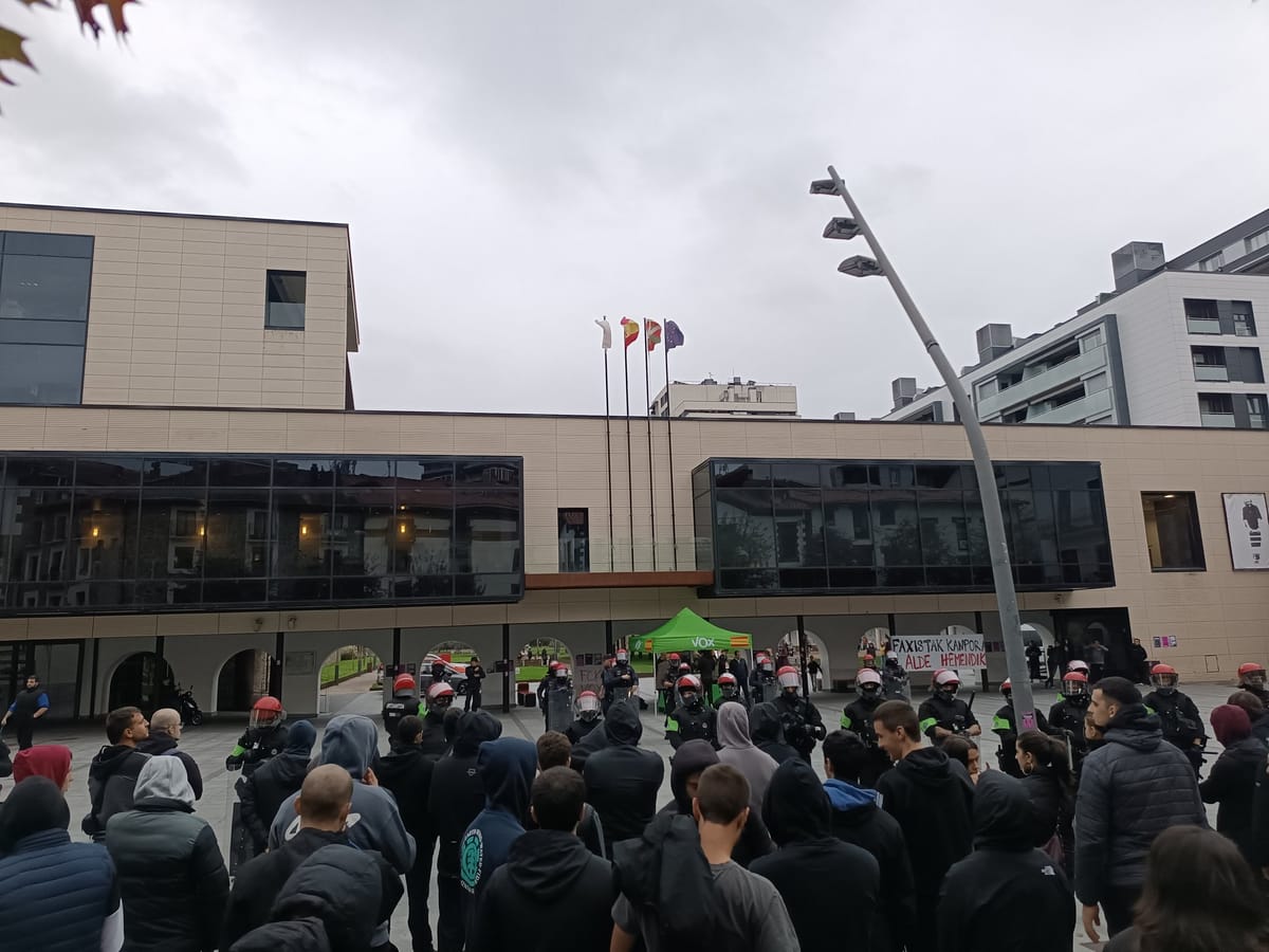Concentración antifascista contra Vox en Lasarte (Gipuzkoa). Foto: Gedar Langile Kazeta