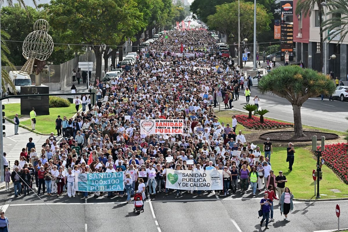 Manifestación por la sanidad pública en Cádiz. Foto: @iucadiz (X)
