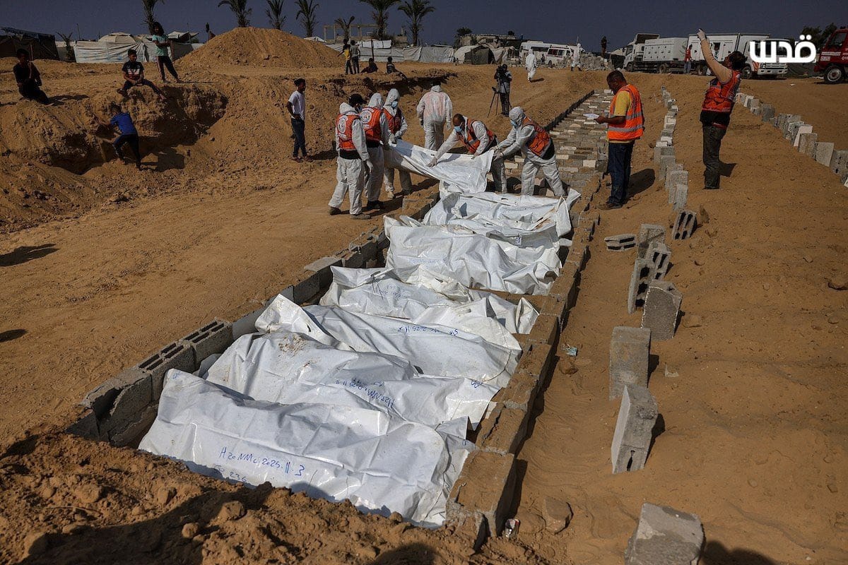 Imagen de archivo de una fosa común en Gaza tras la entrega de cadáveres de prisioneros palestinos. Foto: Quds News Network