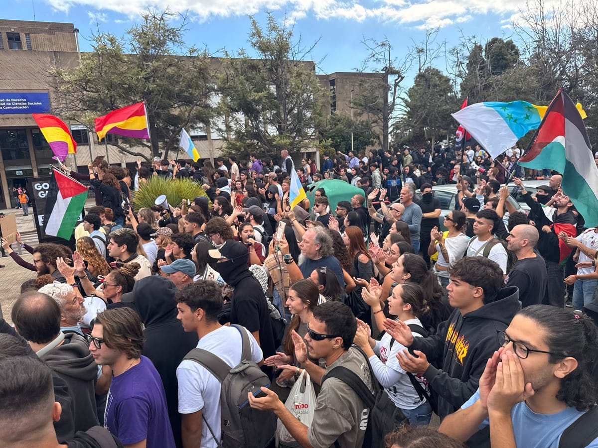 Concentración antifascista en la ULL. Foto: @ACEull