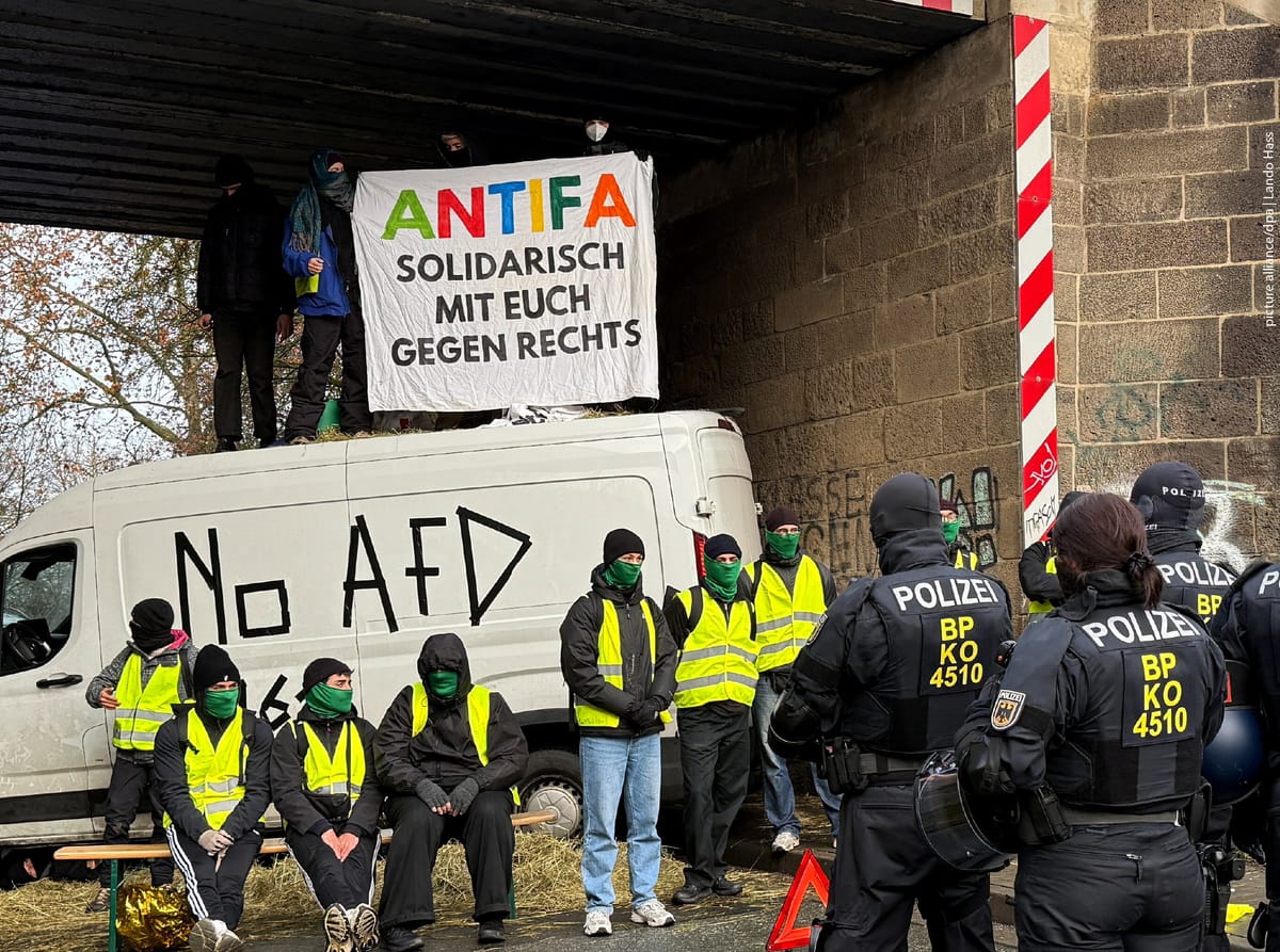 Jóvenes antifascistas bloqueando un acceso a Gießen en Alemania, impidiendo el acto de las juventudes de la AfD. Foto: N/D